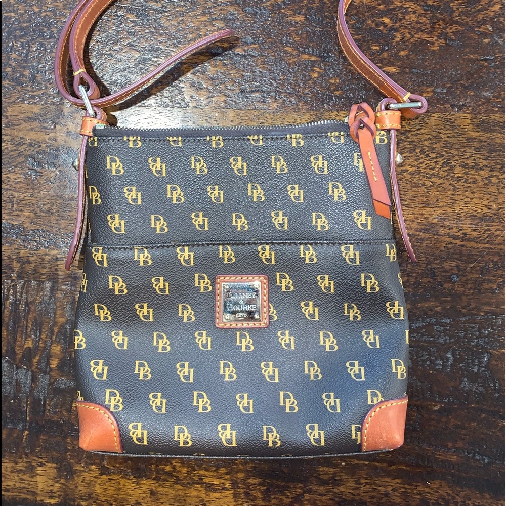 dooney and bourke letter carrier